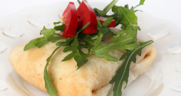 Ar biezpienu, rukolu un papriku pildītas pankūkas.