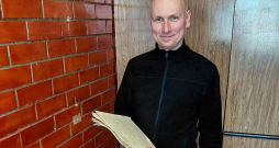 Gints Zelmenis stāsta, ka padomju laika psihiatru slēdzienos par režīma politisko pretinieku "nenormālību" pusi atzinumu tekstu bieži aizņem pacienta politisko uzskatu apraksts. Gints Zelmenis stāsta, ka padomju laika psihiatru slēdzienos par režīma politisko pretinieku "nenormālību" pusi atzinumu tekstu bieži aizņem pacienta politisko uzskatu apraksts.