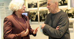 Saeimas priekšsēdētāja Daiga Mieriņa tikšanās laikā ar Aleksandru Rotbergu jeb Sandru Rīgu.