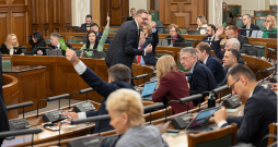 Grūti saskaitīt, cik reizes opozīcija 14. Saeimā ierosinājusi kāda ministra atbrīvošanu no amata un cik reizes noticis deputātu balsojums par demisijas prasīšanu. Nevienā iepriekšējā sasaukumā šis parlamentārās darbības instruments nav izmantots tik bieži kā šajā Saeimā. Grūti saskaitīt, cik reizes opozīcija 14. Saeimā ierosinājusi kāda ministra atbrīvošanu no amata un cik reizes noticis deputātu balsojums par demisijas prasīšanu. Nevienā iepriekšējā sasaukumā šis parlamentārās darbības instruments nav izmantots tik bieži kā šajā Saeimā.