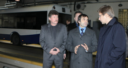 2011. gada 14. novembris. Toreizējais "Rīgas satiksmes" valdes priekšsēdētājs Leons Bemhens (no kreisās), "Rīgas satiksmes" tehniskā atbalsta direktors Ingvars Šnikvalds un toreizējais Rīgas domes priekšsēdētājs Nils Ušakovs uzņēmuma "Rīgas satiksme" 7. autobusu parkā. 2011. gada 14. novembris. Toreizējais "Rīgas satiksmes" valdes priekšsēdētājs Leons Bemhens (no kreisās), "Rīgas satiksmes" tehniskā atbalsta direktors Ingvars Šnikvalds un toreizējais Rīgas domes priekšsēdētājs Nils Ušakovs uzņēmuma "Rīgas satiksme" 7. autobusu parkā.