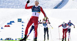 Milānas–Kortīnas olimpisko spēļu vīriešu distanču slēpošanas sacensību ierastākais skats – norvēģis Johanness Klēbo finišē priekšā visiem pārējiem. Milānas–Kortīnas olimpisko spēļu vīriešu distanču slēpošanas sacensību ierastākais skats – norvēģis Johanness Klēbo finišē priekšā visiem pārējiem.