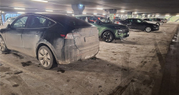 Reģistrācijas numurzīmei jābūt salasāmai vismaz 20 metru attālumā, taču šķīdonī ar to "nokrāmēties" daudziem laika neatliek. Reģistrācijas numurzīmei jābūt salasāmai vismaz 20 metru attālumā, taču šķīdonī ar to "nokrāmēties" daudziem laika neatliek.