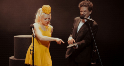 Guna Zariņa un Vilis Daudziņš Matīsa Kažas izrādē "Apbrīnas ieleja".