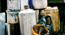 Naftas produktu atkritumi (tehniskās eļļas jeb smēreļļas un to filtri), piemēram, no dārza tehnikas, tiek uzskatīti par bīstamiem atkritumiem, tos kategoriski aizliegts izmest sadzīves atkritumos.