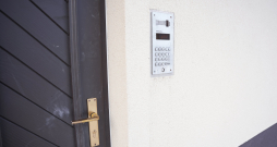 Daudzdzīvokļu nama durvis. Ilustratīvs attēls. Daudzdzīvokļu nama durvis. Ilustratīvs attēls.