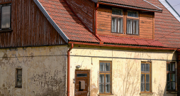 Lai atjaunotu vēsturisku mūra ēku, svarīgi novērst iespējamos bojājumu cēloņus un izvēlēties atbilstīgus materiālus. 