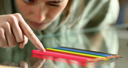 Par problēmu var liecināt pārmērīga vēlme izkārtot priekšmetus noteiktā veidā: simetriski, pēc krāsām, lieluma, skaita vai citiem kritērijiem. Tiek veltīts daudz laika, lai perfekti izkārtotu, piemēram, rakstāmpiederumus uz galda.