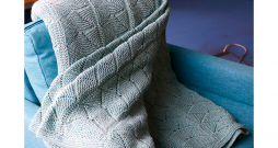 Adīts pārklājs gultai.