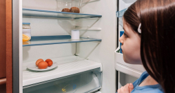 Cilvēku uzskata par pakļautu dziļai materiālai un sociālai nenodrošinātībai, ja viņš nevar atļauties vismaz septiņas no 13 pamatvajadzībām, tostarp segt komunālos maksājumus, īri, ēst gaļu katru otro dienu u.tml.