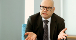 Ivars Āboliņš: "Kad biju šoruden Ukrainā, turienes mediju cilvēki teica – tieciet vaļā no krievu valodas publiskajā telpā. Daudziem pēc tautības ukraiņiem krievu valoda ir, vismaz bija, pirmā lietotā ģimenē, bet galvenais ir skaust tās publisko lietojumu, medijos, uzrakstos. Tas ir svarīgi, jo "russkij mir" ("krievu pasaule") vienmēr ierodas ar krievu valodu un pēc tam atbrauc krievu tanki."