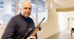 Pieredzējušais sporta šāvējs Agnis Dombrovics.