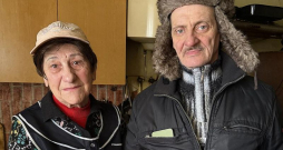 Ilga Vanuška Gulbenē jau 18 gadus pēc savas iniciatīvas vāra zupu un izdala to visiem, kuri lūdz. Viņai palīdz audžudēls Roberts.