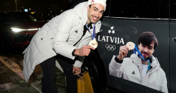 Olimpiskais medaļnieks Roberts Krūzbergs pozē pie mašīnas ar olimpiskā medaļnieka bildi uz tās. Šorttrekists atzīst, ka tik lielu uzmanību no apkārtējiem izbauda pirmo reizi dzīvē. Olimpiskais medaļnieks Roberts Krūzbergs pozē pie mašīnas ar olimpiskā medaļnieka bildi uz tās. Šorttrekists atzīst, ka tik lielu uzmanību no apkārtējiem izbauda pirmo reizi dzīvē.