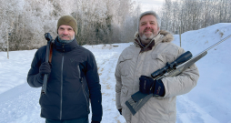 Mednieku skolas "Taurs" vadītāji un šautuves saimnieki Kārlis un Mārtiņš Dadeiki.