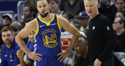 Goldensteitas “Warriors” galvenais treneris Stīvs Kers (pa labi) un Goldensteitas “Warriors” aizsargs Stefens Karijs (pa kreisi) NBA spēles otrajā puslaikā starp Ņujorkas “Knicks” un Goldensteitas “Warriors” Sanfrancisko, Kalifornijā, ASV, 2026. gada 15. janvārī.