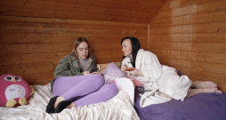 Estere ignorē mammas lūgumu piedalīties Bindru ģimenes rēķinu apmaksā.