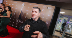 Mūziķi, slavenības un viesi pulcējas uz "Zelta mikrofons" jubilejas ceremoniju. Mūziķi, slavenības un viesi pulcējas uz "Zelta mikrofons" jubilejas ceremoniju.