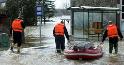 Pēdējos lielos palus un ar tiem saistītos plūdus Latvija ir piedzīvojusi 2013. gadā. Attēlā: glābēji Pļaviņās 2013. gada 19. aprīlī.