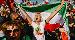 Irāņu diaspora Losandželosā svin ajatollas Alī Hāmeneī nāvi. Irānas valsts mediji oficiāli apstiprinājuši, ka augstākais līderis Hāmeneī sestdien gāja bojā ASV un Izraēlas triecienos Teherānai. Irāņu diaspora Losandželosā svin ajatollas Alī Hāmeneī nāvi. Irānas valsts mediji oficiāli apstiprinājuši, ka augstākais līderis Hāmeneī sestdien gāja bojā ASV un Izraēlas triecienos Teherānai.