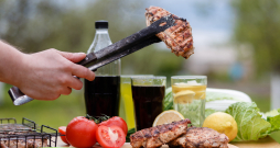 Noskaidrojās, ka ikdienā kaut vai tikai viena porcija pārstrādātas gaļas par 17% paaugstina ar atmiņu saistītu risku rašanos, savukārt katra porcija iekrāsoto gāzūdeņu tam pievieno vēl vismaz 6%! 