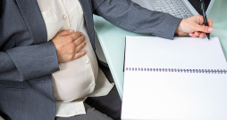 Darba devējam jānodrošina veselības apdrošināšanas polise arī darbiniecei bērna kopšanas atvaļinājumā.