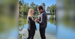 Vineta Pētersone tiek bildināta. Vineta Pētersone tiek bildināta.