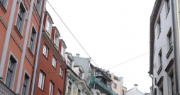 Latvijā ir vairāki simti ēku, kas vienlaikus pieder pat pāri par desmit īpašniekiem. Jaunie Civilprocesa likuma grozījumi varētu padarīt vieglāku šādu ēku sadalīšanu dzīvokļu īpašumos.