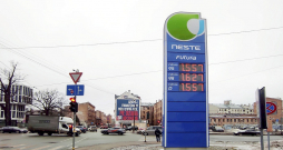 Kamēr valda liela nenoteiktība, degvielas tirgus dalībnieki arī Latvijā saglabā piesardzību. Jau pirmdien, 2. martā, salīdzinot ar piektdienu, 27. februāri, degvielas cena pakāpās "Neste" un "Circle K" degvielas uzpildes stacijās (DUS), kamēr citos degvielas mazumtirdzniecības tīklos ("Virši", "Viada" un "Kool") cena vēl turējās uz vietas.