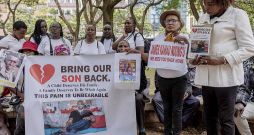 Protesta akcijā Nairobi Kenijā šā gada februārī tuvinieki pieprasa valdībai atgādāt atpakaļ mājās viņu dēlus, brāļus un vīrus, kas aizbrauca uz Krieviju pelnīt kara "asinsnaudu". Protesta akcijā Nairobi Kenijā šā gada februārī tuvinieki pieprasa valdībai atgādāt atpakaļ mājās viņu dēlus, brāļus un vīrus, kas aizbrauca uz Krieviju pelnīt kara "asinsnaudu".
