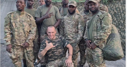 Afrikāņu algotņus apmāca bijušais britu karavīrs Bendžamins Stimsons, kurš jau 2015. gadā pievienojās Krievijas atbalstītajām bandām Austrumukrainā. Afrikāņu algotņus apmāca bijušais britu karavīrs Bendžamins Stimsons, kurš jau 2015. gadā pievienojās Krievijas atbalstītajām bandām Austrumukrainā.