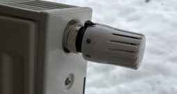 Šī termogalva jāregulē ar roku. Taču, lai to lietotu korekti, apkures sistēmai jābūt ierīkotai atbilstoši.