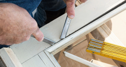 Ar koka līstītēm nostiprināts stikls.