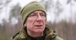 Valsts prezidents Edgars Rinkēvičs vizītes laikā Latvijas-Krievijas robežas posmā Liepnas niedrājos.