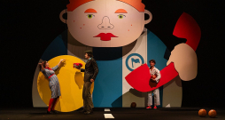 No kreisās: Ieva Estere Barkāne – ēdnīcas saimniece, Tomass Ralfs Ābolkalns – laupītājs Bernhards, Kārlis Dzintars Zahovskis – Maksītis Pihelšteinietis.