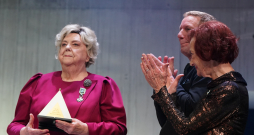 Balvas par mūža ieguldījumu skatuves mākslā saņēmējas, Dailes teātra aktrises Ilze Vazdika (no kreisās) un Lidija Pupure piedalās "Spēlmaņu nakts" apbalvošanas ceremonijā Valmieras Drāmas teātrī. Balvas par mūža ieguldījumu skatuves mākslā saņēmējas, Dailes teātra aktrises Ilze Vazdika (no kreisās) un Lidija Pupure piedalās "Spēlmaņu nakts" apbalvošanas ceremonijā Valmieras Drāmas teātrī.