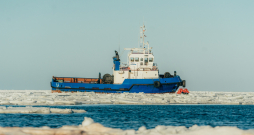 Uz sēkļa uzstumtais loču kuģis.