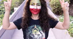 Irānas opozīcijas atbalstītāja izkrāsojusi seju Irānas karoga krāsās. Daļa opozīcijas uzskata, ka Irānas līdera amatā vajadzētu atgriezties bijušā Irānas monarha pēctecim. 