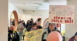 Baldones vecāki domes sēdē protestēja pret Ķekavas novada deputātu lēmumu Baldones sākumskolu pievienot vidusskolai.