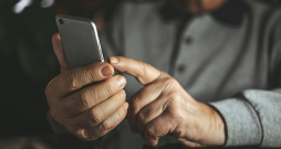 Ja Saeima atbalstīs Elektronisko sakaru likuma grozījumus, no 1. oktobra vairs nevarēs anonīmi iegādāties un izmantot priekšapmaksas SIM kartes. Tās būs jāreģistrē uz konkrētas personas vārda. Ja Saeima atbalstīs Elektronisko sakaru likuma grozījumus, no 1. oktobra vairs nevarēs anonīmi iegādāties un izmantot priekšapmaksas SIM kartes. Tās būs jāreģistrē uz konkrētas personas vārda.