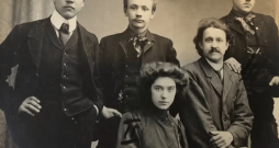 Londonas policijas arhīva foto parāda kaujinieku grupas vadītāju Jāni Luteru “Bobi” (no kreisās), kaujinieku Kristapu
Salniņu “Grišku”, kurš Helsinku uzbrukumā nepiedalījās, un
Jēkabu Dubelšteinu “Jēpi”. Vīrietis, kurš sēž, nav zināms.
Meitene ir revolucionāre, vēlāk gleznotāja Otīlija Leščinska (1884–1923).