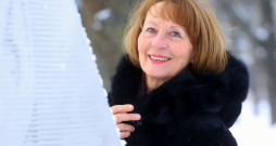 Latviešu teātra un kino aktrise, sertificēta astroloģe Akvelīna Līvmane.