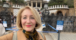 Raksta autore Ilze Pētersone pie Guela parka ieejas, kur uzraksts vēsta, ka visas biļetes pārdotas.