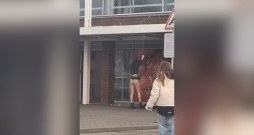 Ekrānuzņēmums no video, kur sieviete atkailinās pie veikala "Rimi" Bauskā.