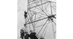 Pieņemšanas komisija pie jaunā radiosakaru masta.