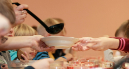 Datorsistēma ir bezkaislīga – kādu birokrātisku darbību dēļ bērns, kam pienācās atvieglojumi, pēkšņi var izkrist no šī reģistra. Tomēr četrgadnieks nevar saprast, kāpēc citi bērni bērnudārzā var ēst, bet viņam pēkšņi ēst vairs nedod... Datorsistēma ir bezkaislīga – kādu birokrātisku darbību dēļ bērns, kam pienācās atvieglojumi, pēkšņi var izkrist no šī reģistra. Tomēr četrgadnieks nevar saprast, kāpēc citi bērni bērnudārzā var ēst, bet viņam pēkšņi ēst vairs nedod...