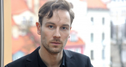 Maksims Busels: "Teātris ir foršs un vērtīgs, ja uz skatuves nebaidāmies atspoguļot aktualitāti, to nepiekrāsojot, nemēģinot darīt tikai tā, lai būtu skaisti, bet runāt tieši tā, kā ir – godīgi."