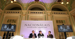 Nacionālā teātra direktors Māris Vītols (no kreisās), Teātra dienas koncerta "Ar mani atkal runā... Ilze" režisors Mārtiņš Egliens un izrādes "Ugunī" vizuālais dramaturgs Reinis Dzudzilo.