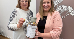 Kartupeļu selekcionāres Ilze Skrabule (no kreisās) un Ilze Dimante demonstrē siltumnīcā audzētos sīkbumbuļus, kurus stādīs laukā. Svarīga priekšrocība Latvijā izveidotajām šķirnēm ir tas, ka izlase veikta tieši šeit, līdz ar to šķirnes genotips ir labāk piemērots vietējiem audzēšanas apstākļiem nekā citur selekcionēta šķirne. Kartupeļu selekcionāres Ilze Skrabule (no kreisās) un Ilze Dimante demonstrē siltumnīcā audzētos sīkbumbuļus, kurus stādīs laukā. Svarīga priekšrocība Latvijā izveidotajām šķirnēm ir tas, ka izlase veikta tieši šeit, līdz ar to šķirnes genotips ir labāk piemērots vietējiem audzēšanas apstākļiem nekā citur selekcionēta šķirne.