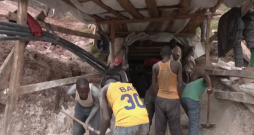 Raktuvju darbinieki.